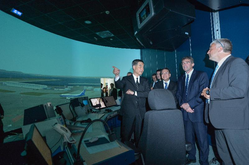 The Chief Executive, Mr C Y Leung (first left); and the Secretary for Transport and Housing, Professor Anthony Cheung Bing-leung (third right), visit the air traffic control simulator at Ecole Nationale de l'Aviation Civile (National School of Civil Aviation) in Toulouse, France, today (June 7, Toulouse time). 